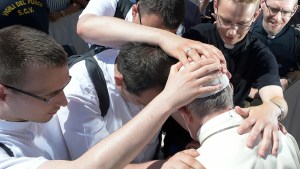 Neoprezbiterzy modlą się nad papieżem Franciszkiem