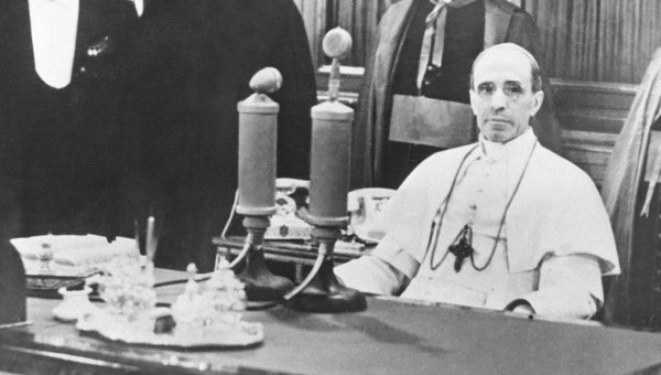 Papież Pius XII przy mikrofonie radiowym