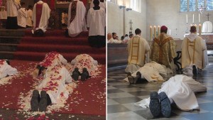 Diakoni leżą na posadzce w trakcie śpiewania litanii do Wszystkich Świętych