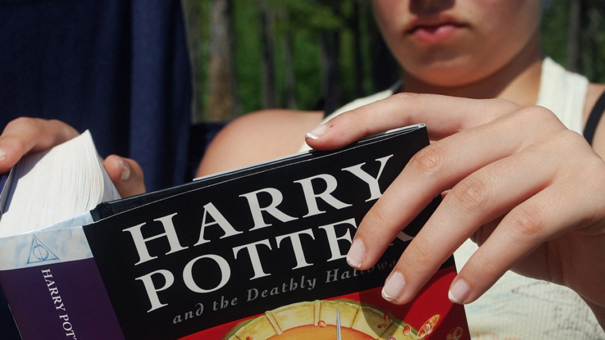WEB3 READING HARRY POTTER JK ROWLING BOOKS THE DEATHLY HALLOW Alonis CC