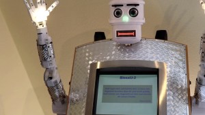 Robot unosi ręce w geście błogosławieństwa