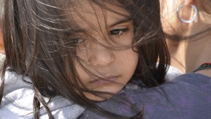 Smutna dziewczynka o arabskich rysach twarzy