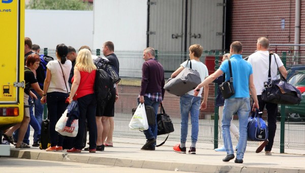 Ukraińcy przekraczają granicę z Polską