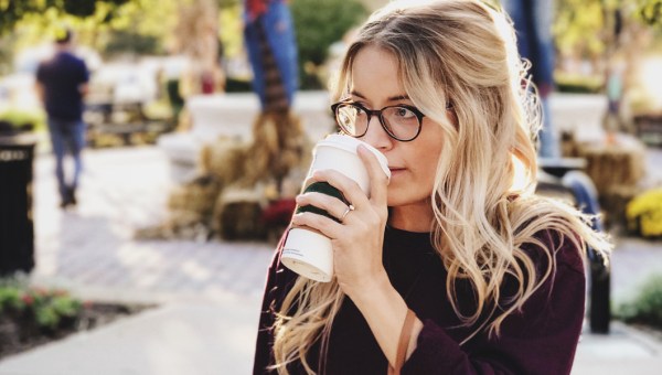 Dziewczyna trzymająca kubek z kawą