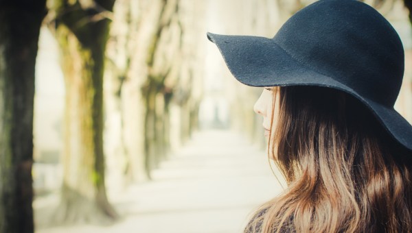 Kobieta w czarnym kapeluszu