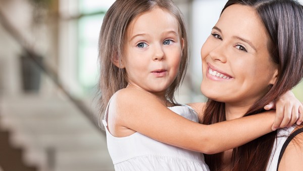 Matka z uśmiechniętą córką