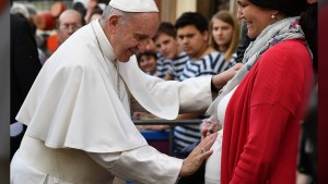 Papież Franciszek błogosławi dziecko w brzuchu matki