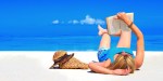 Kobieta czyta książkę na plaży