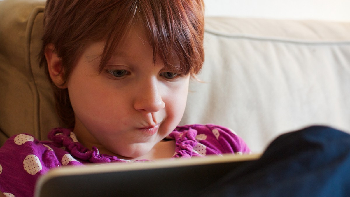 WEB3-YOUNG-CHILD-GIRL-IPAD-FACE-EXPRESSION-Ian-Eure-CC