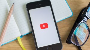 Telefon z włączoną aplikacją YouTube