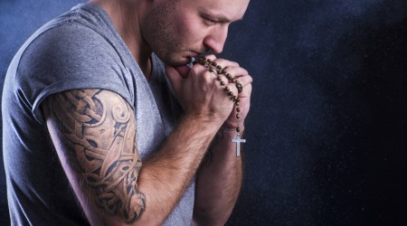 Tatuażysta, który odmawia wykonania diabła na ramieniu i modli się przed każdą pracą