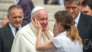 WEB-Photo-of-The-Day—Pope-Francis—Woman—Hand—Face—©-Antoine-Mekary—ALETEIA—AM_9037