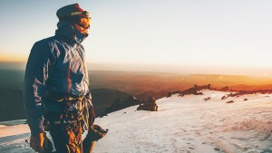 Alpinista w górach zimą