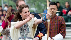Księżna Kate strzela z łuku