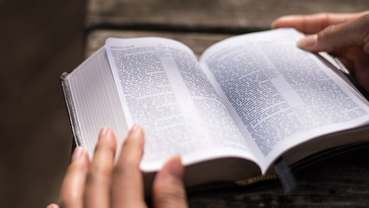Ręce położone na Biblii