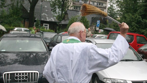 Ksiądz błogosławi pojazdy