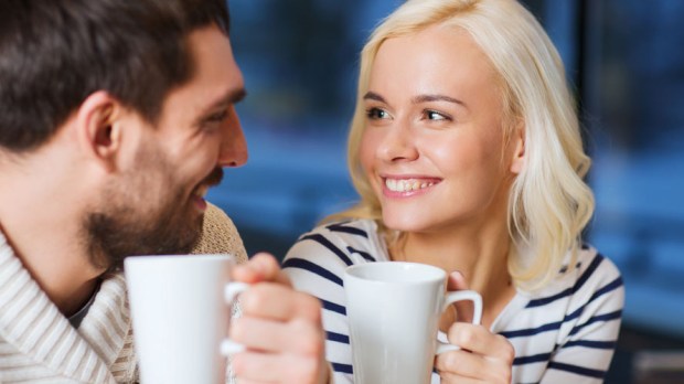 WEB3-COUPLE-MAN-WOMAN-TALK-TALKING-COFFEE-TEA-SMILE-Shutterstock_319608146-Syda Productions-AI