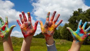 Ręce pomalowane farbami