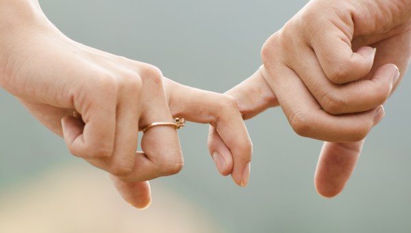 Para trzyma się za palce