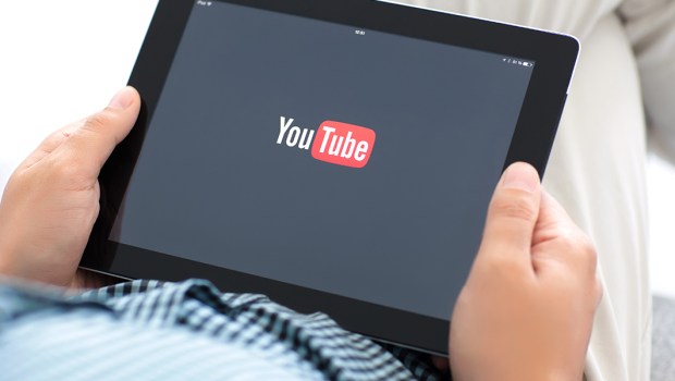 Mężczyzna ogląda YouTube na tablecie