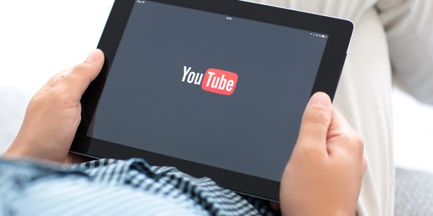 Mężczyzna ogląda YouTube na tablecie