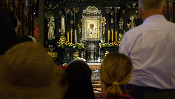 Pielgrzymi w kaplicy na Jasnej Górze
