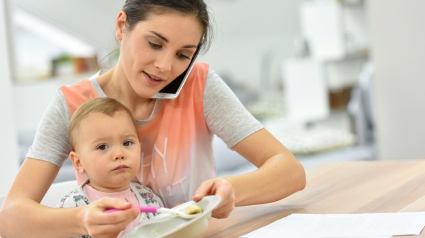 WEB3 MOM BABY MEAL PHONE WORK MOM BRAIN BUSY MULTITASK Shutterstock