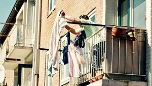 Kobieta stojąca na balkonie i wiszące pranie