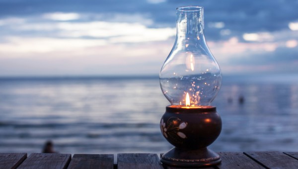 Lampka oliwna na pomoście