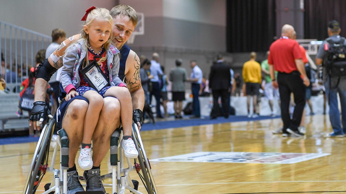 WEB3-PHOTO-OF-THE-DAY-FATHER-DAUGHTER-WOUNDED-WARRIORS-MCS-2nd-Class-Alex-VantLeve-USN-Photo