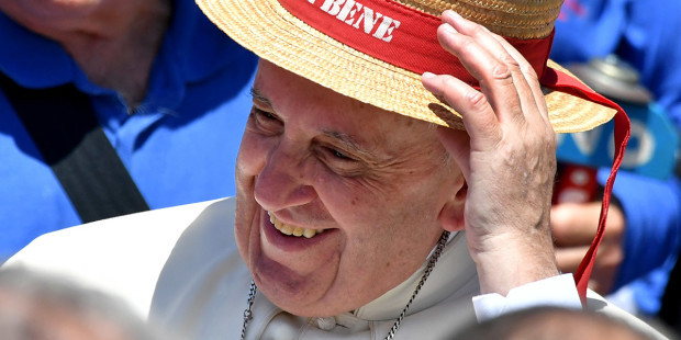 web3-pope-francis-hat-smile-000_c210u-tiziana-fabi-afp-ai