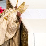 Dlatego kapłan całuje ołtarz podczas Mszy Świętej?