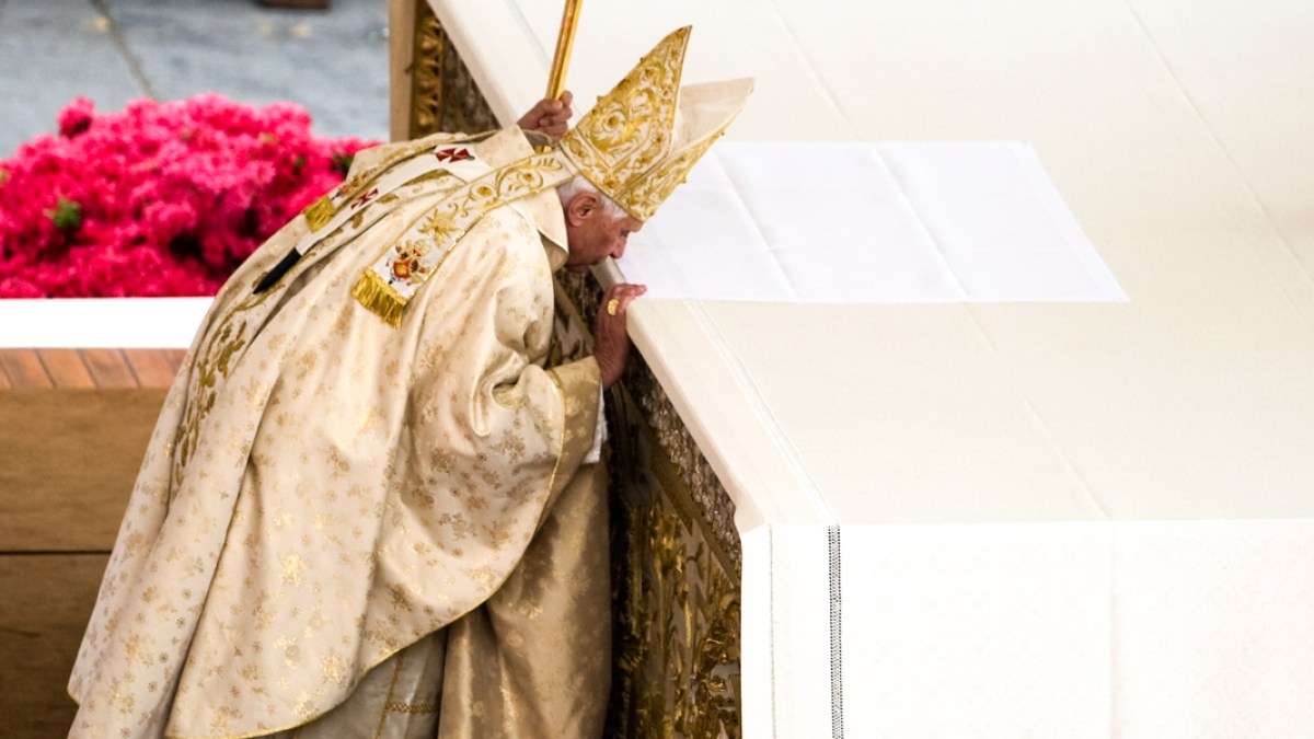 WEB3 POPE KISSING ALTER MASS Christophe Simon AFP