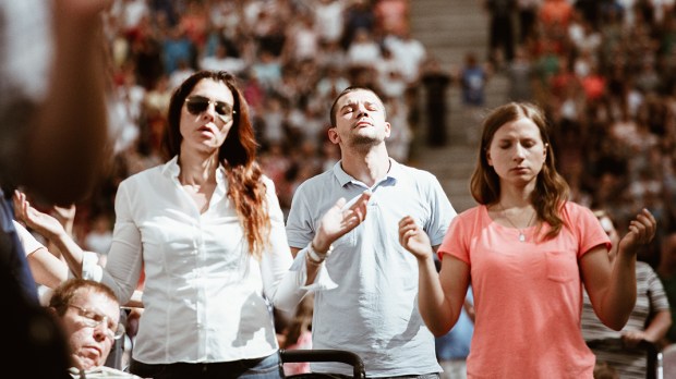 Ludzie modlący się na Stadionie