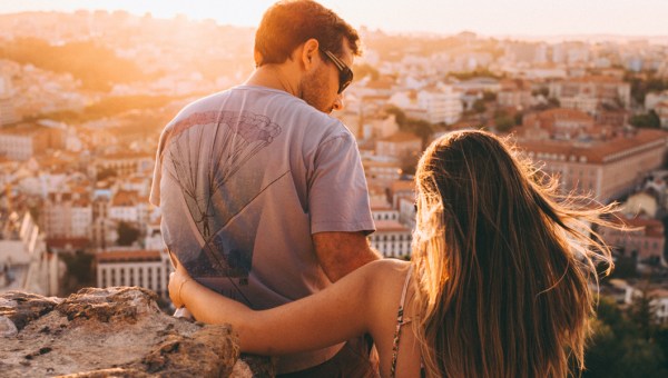 Para siedzi na wzgórzu