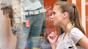 Dziewczyna przed witryną sklepową