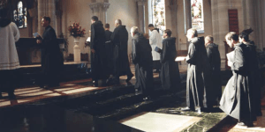 Mnisi z klasztoru Fontgombault śpiewają Salve Regina