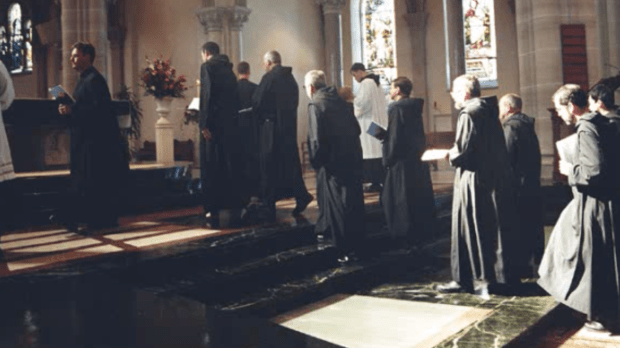 Mnisi z klasztoru Fontgombault śpiewają Salve Regina