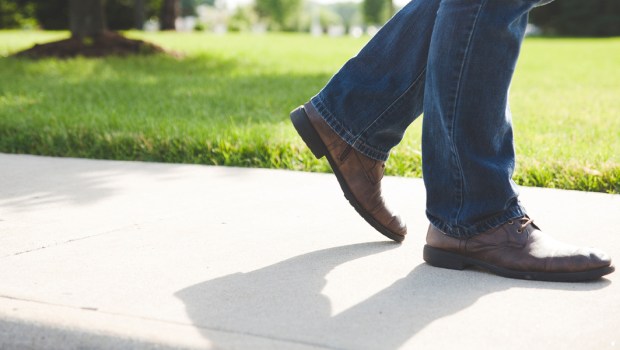 Nogi mężczyzny na spacerze