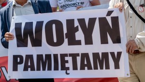 Demonstranci z plakatem "Wołyń pamiętamy"