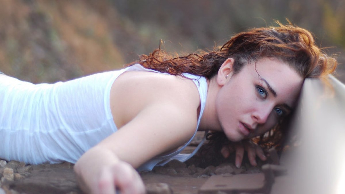 WEB3-WOMAN-SAD-SADNESS-RAIL-SUICIDE-Jenavieve-cc