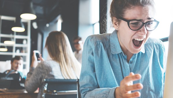 Kobieta krzyczy przed monitorem