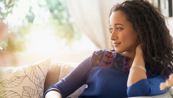 Smutna kobieta na kanapie