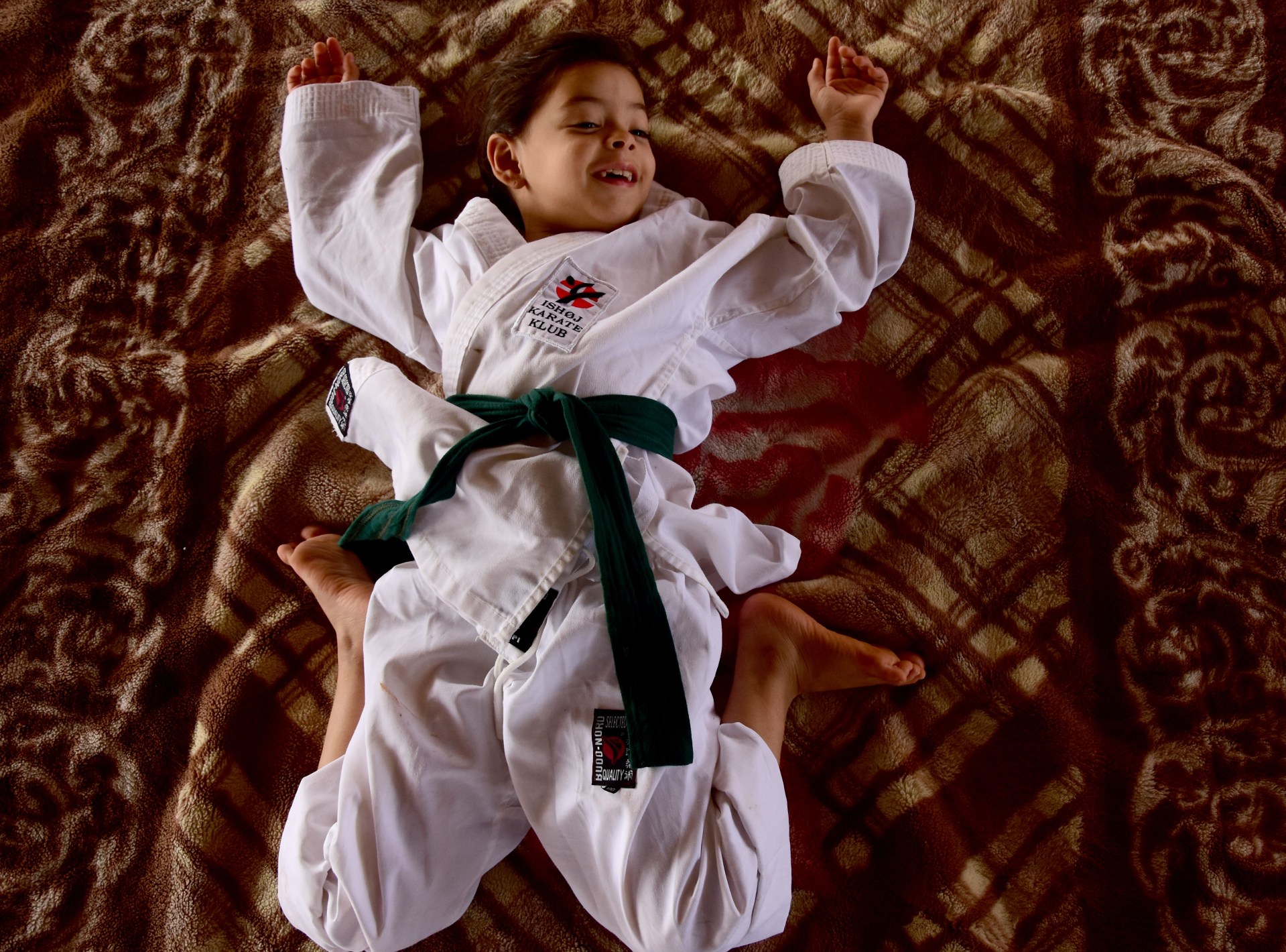 Ma 6 lat i nigdy nie widziała świata bez wojny. Dziewczynka z Aleppo ćwiczy karate