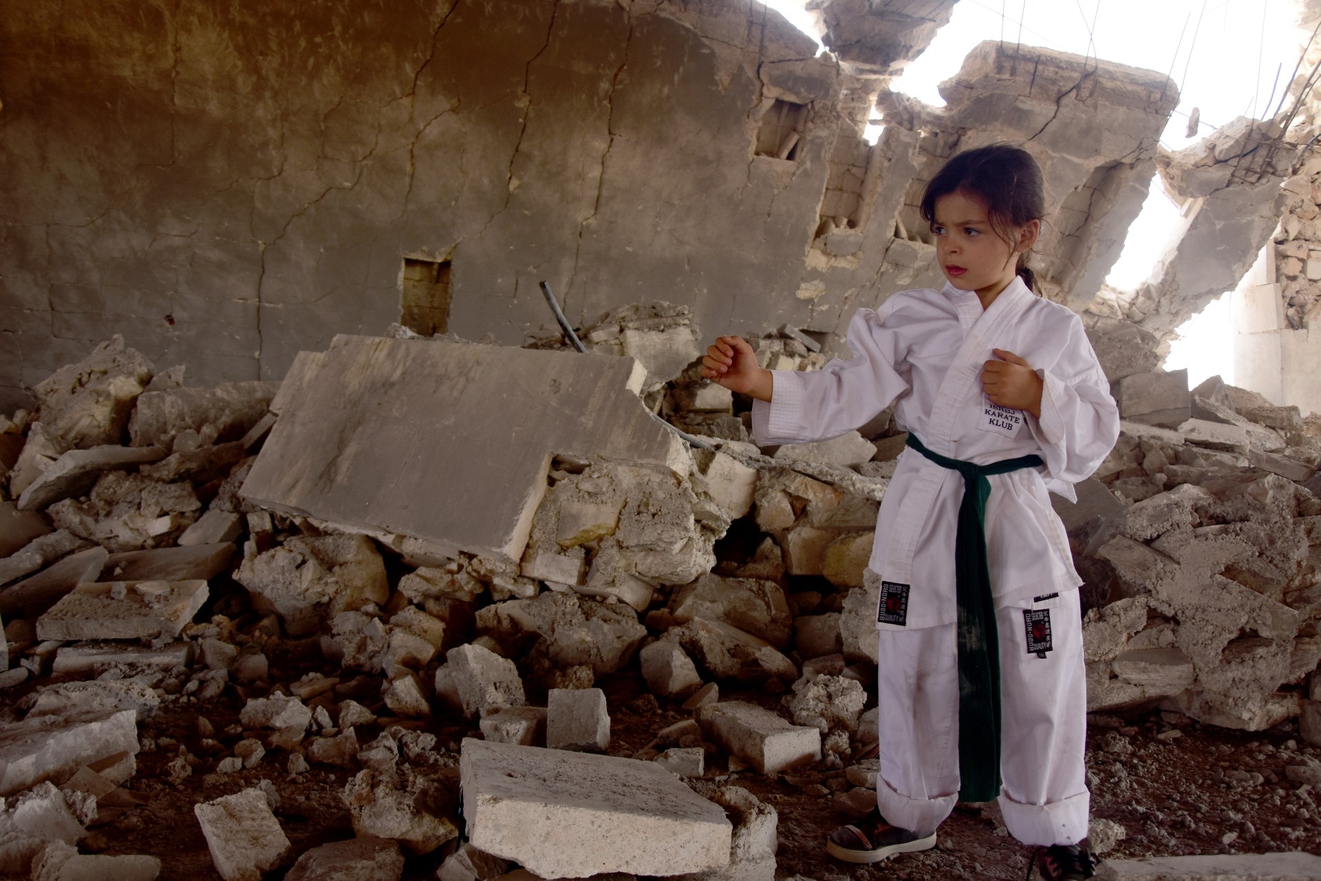 Ma 6 lat i nigdy nie widziała świata bez wojny. Dziewczynka z Aleppo ćwiczy karate