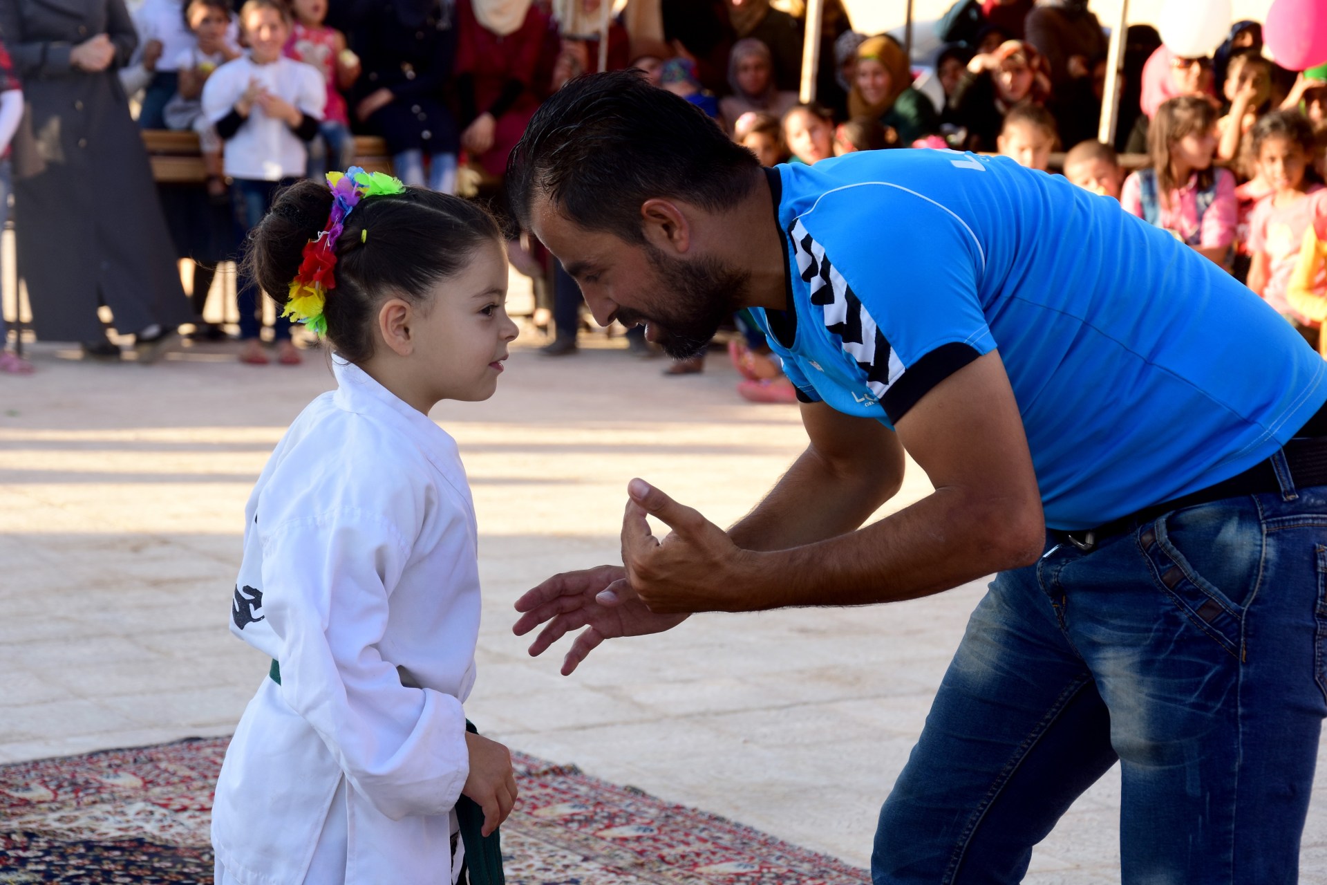 Ma 6 lat i nigdy nie widziała świata bez wojny. Dziewczynka z Aleppo ćwiczy karate