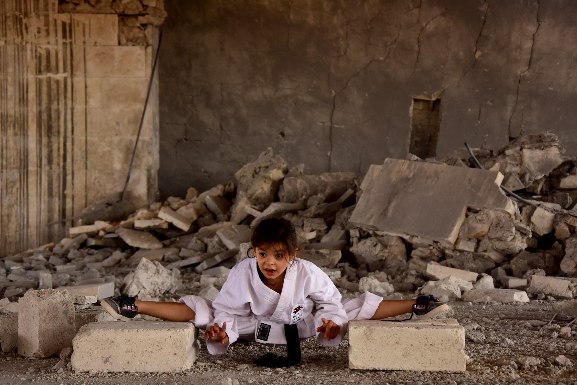 Ma 6 lat i nigdy nie widziała świata bez wojny. Dziewczynka z Aleppo ćwiczy karate