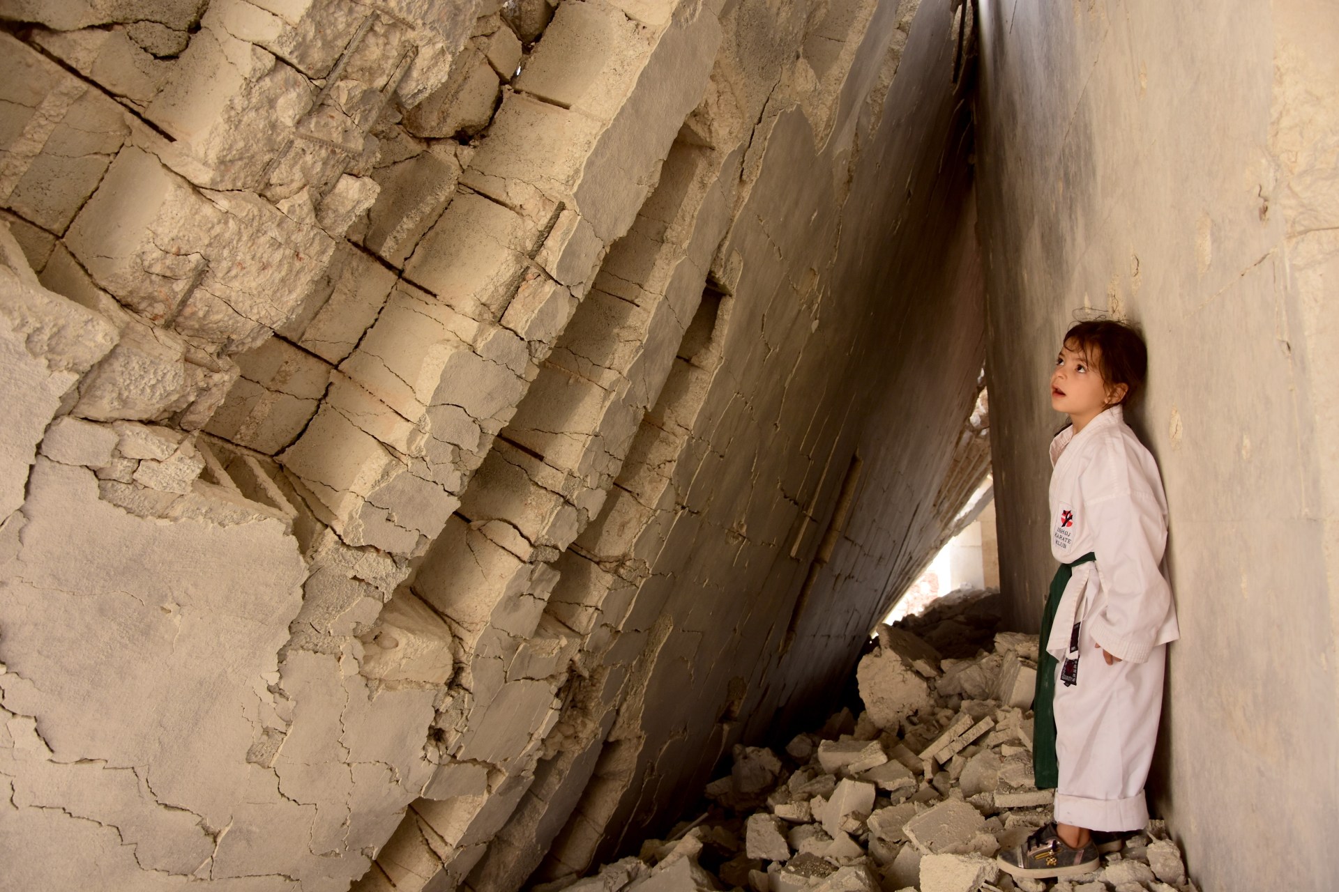 Ma 6 lat i nigdy nie widziała świata bez wojny. Dziewczynka z Aleppo ćwiczy karate