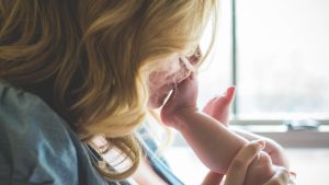 Pourquoi est-ce si important de faire des câlins à un enfant ?