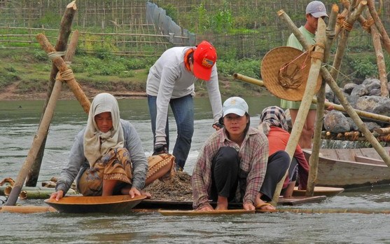 Rzeka Nam Ou w Laosie &#8211; tutaj toczy się życie